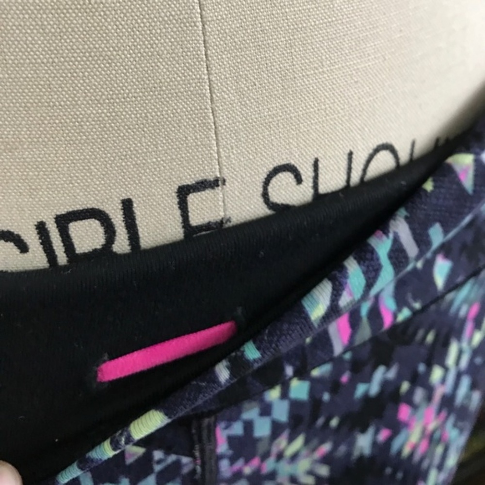 VS Knockout By Victoria Sport Tight in Aztec - Picture 5 of 8